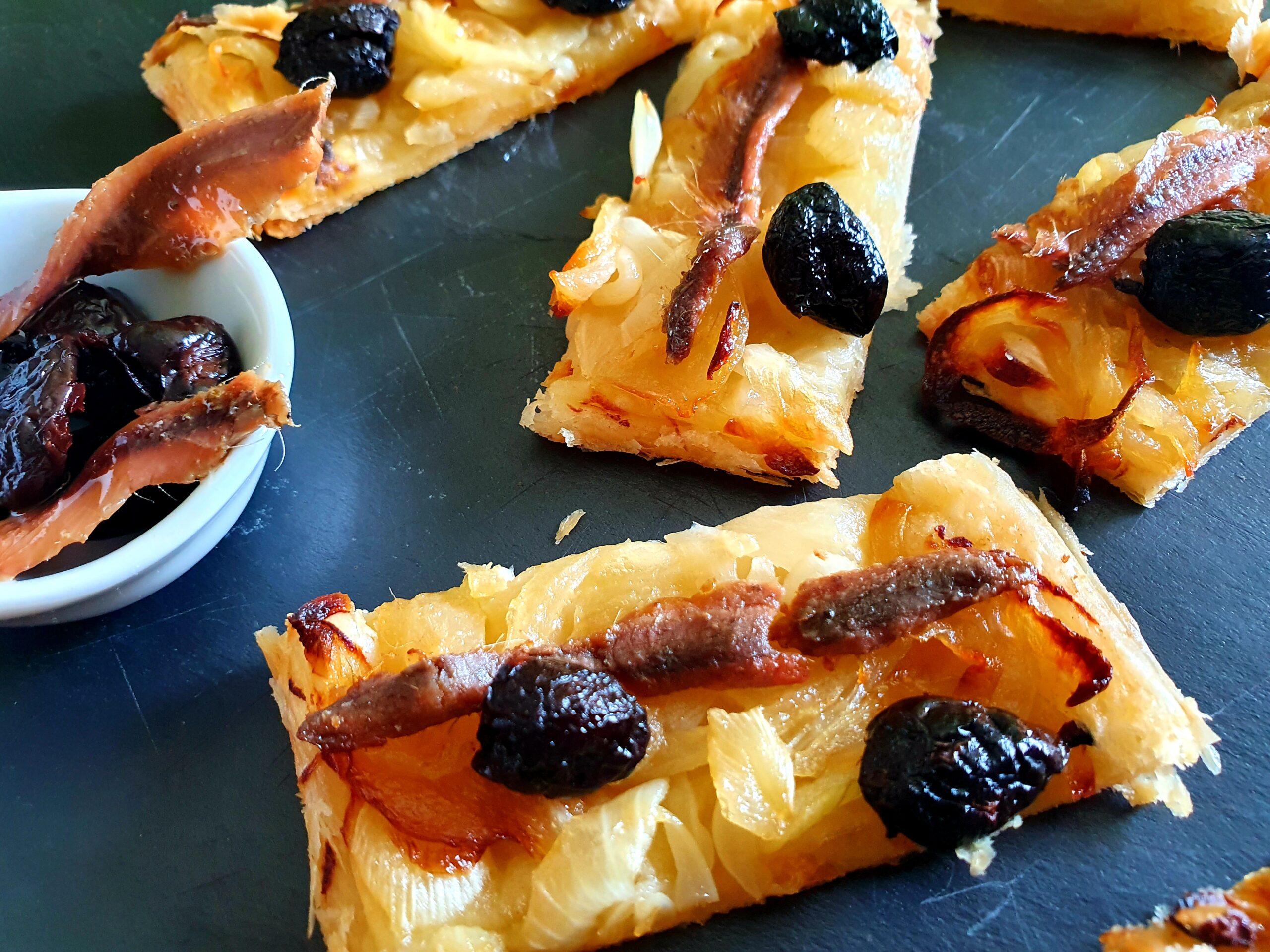 Mini pissaladières feuilletées : la recette apéro anti-gaspi facile 1 Mini pissaladières feuilletées : la recette apéro anti-gaspi facile