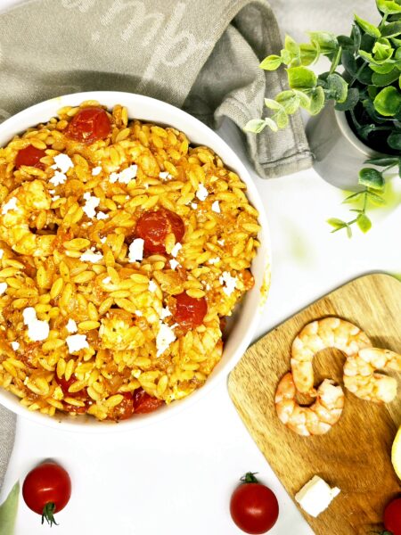 Orzo crémeux aux crevettes, tomates et feta : une recette facile et ensoleillée