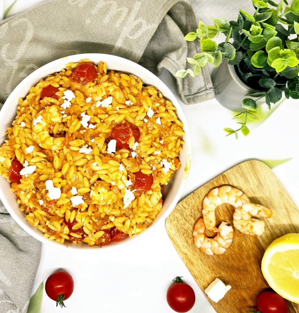 Orzo crémeux aux crevettes, tomates et feta : une recette facile et ensoleillée