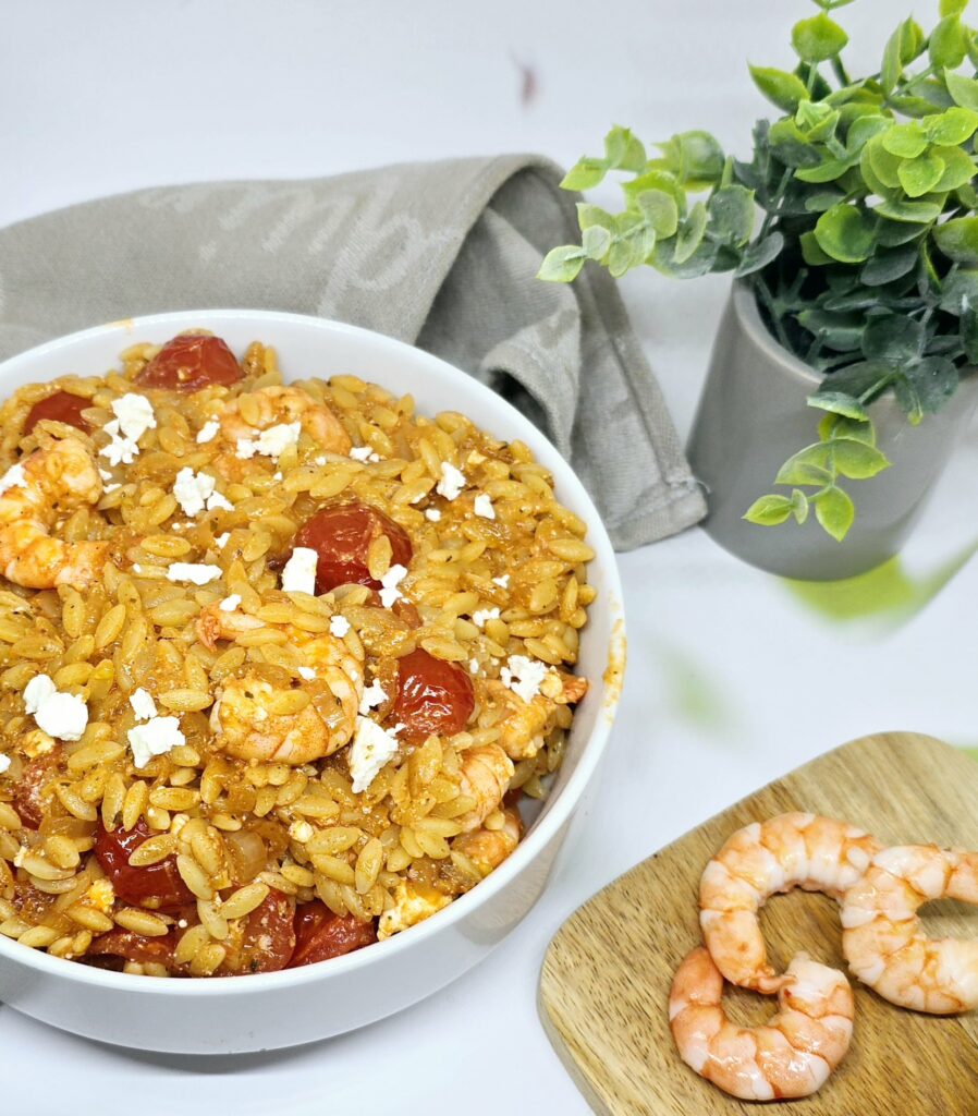 Orzo crémeux aux crevettes, tomates et feta : une recette facile et ensoleillée