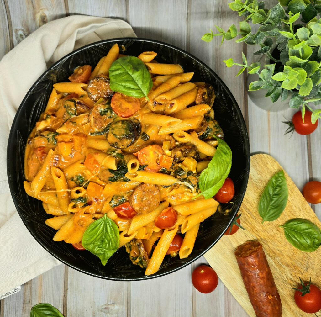 Penne au chorizo et légumes : recette crémeuse, rapide et pleine de saveurs