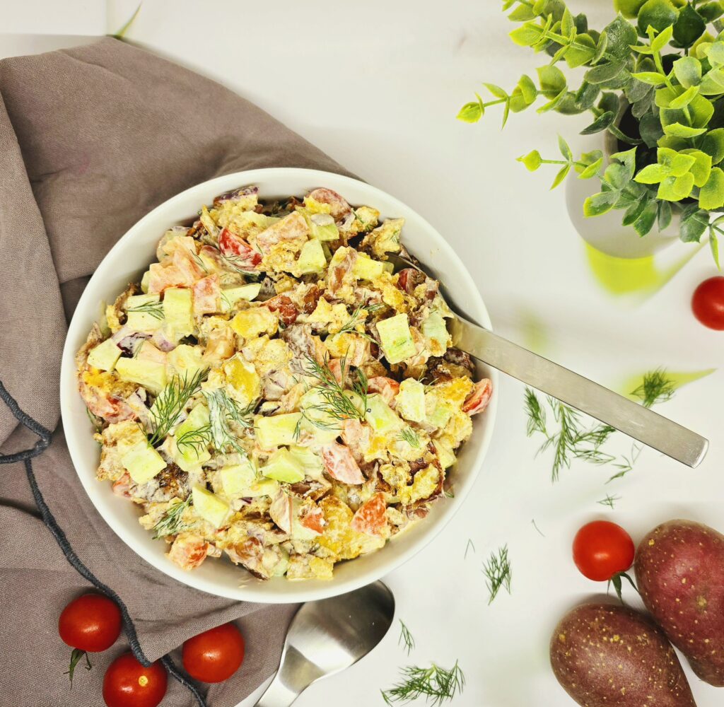 Salade de smashed potatoes et légumes : recette croustillante, fraîche et gourmande