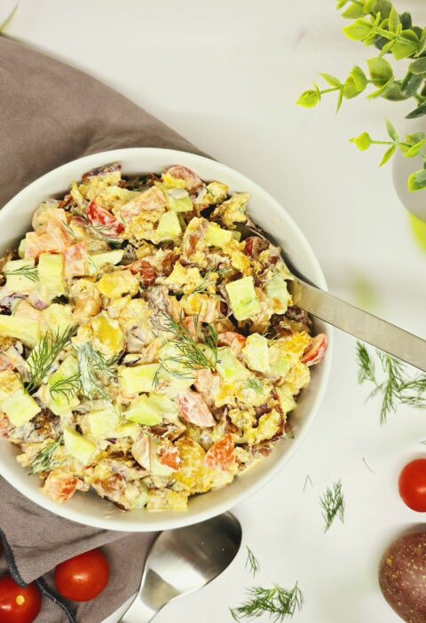 Salade de smashed potatoes et légumes : recette croustillante, fraîche et gourmande