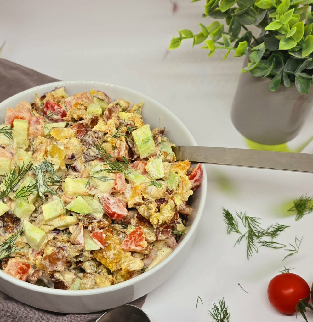 Salade de smashed potatoes et légumes : recette croustillante, fraîche et gourmande