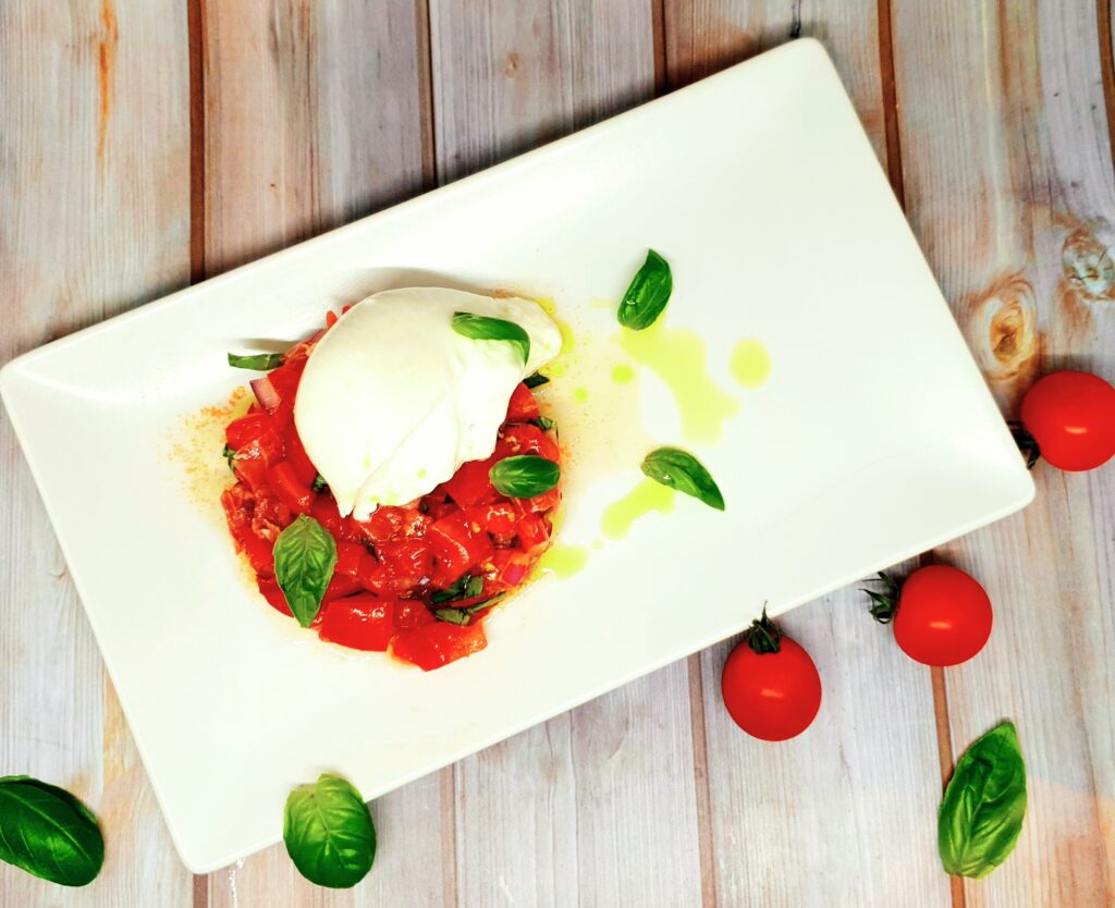 Tartare de tomates, jambon cru et burrata