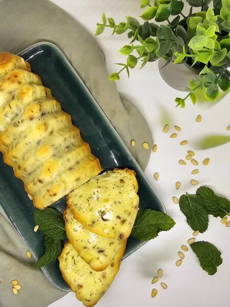 Cake chèvre, menthe et pignons
