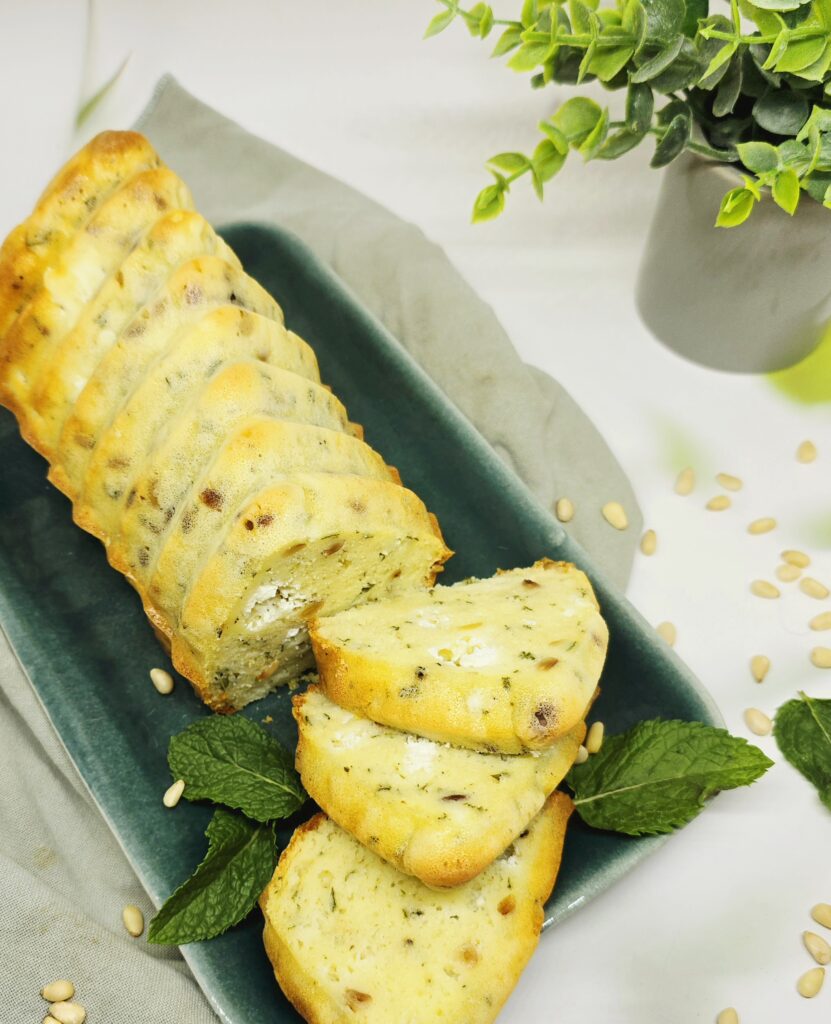 Cake chèvre, menthe et pignons