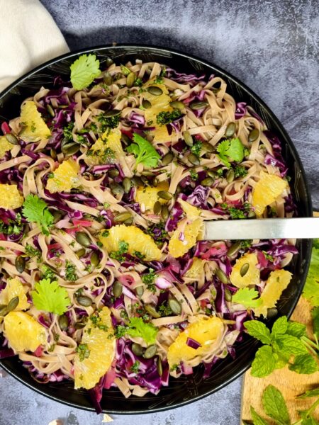 Salade de nouilles soba et chou rouge