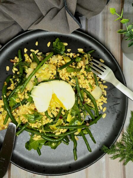 Salade d'ébly au poireaux, haricots verts et œuf poché