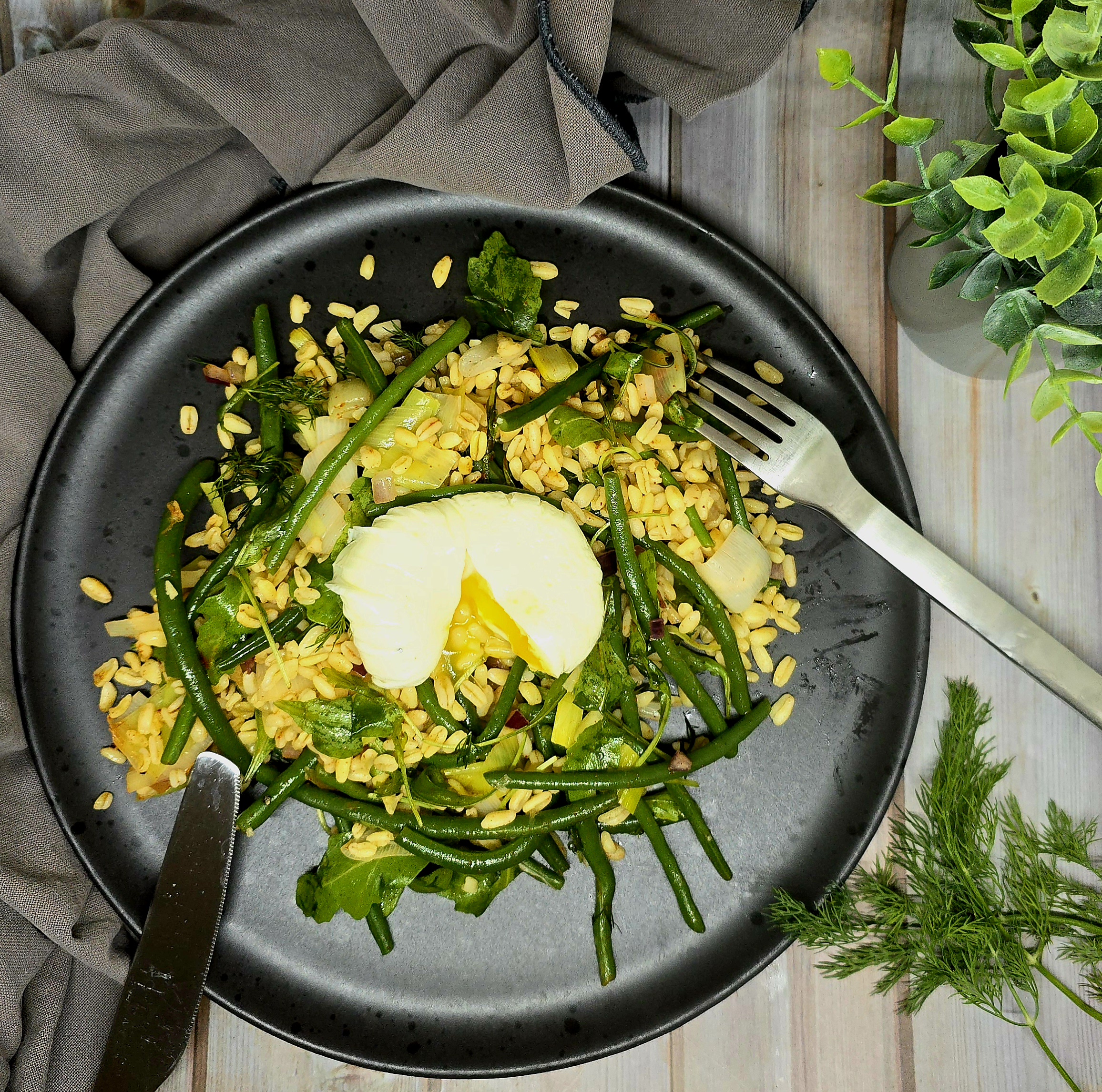 Salade d’ébly au poireaux, haricots verts et œuf poché