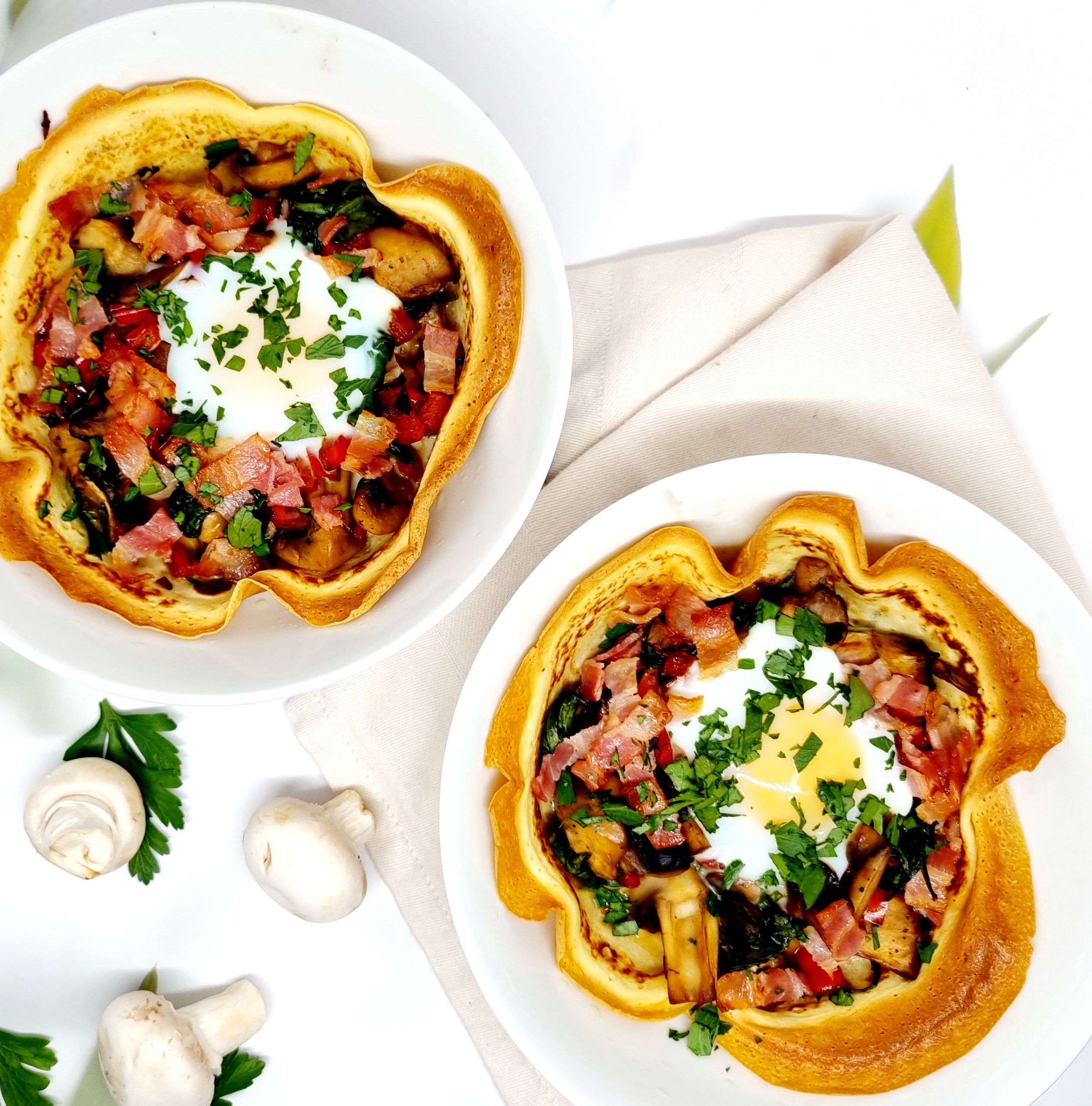 Bols de crêpes aux légumes et œufs cocotte