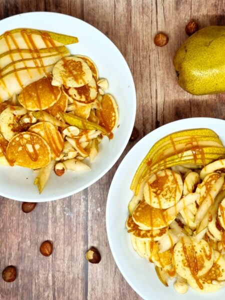 Mini-pancakes, poire, noisette et caramel beurre salé