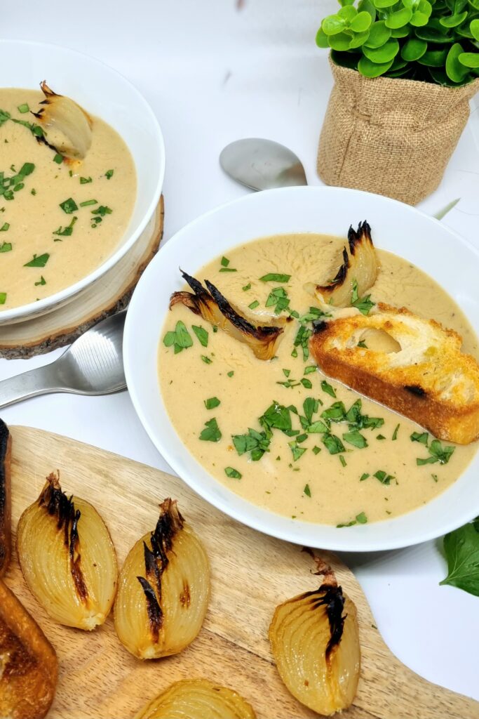 Soupe végane à l'oignon caramélisé